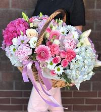 Цветочная композиция из Розы, Хризантемы, Пионы и Лизиантусы в корзине в Приамурском
